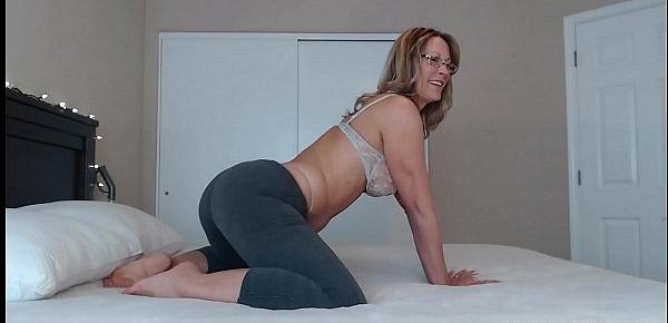  Milf Camgirl In Yoga Pants